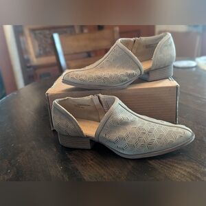 Restricted Shoes Womens 8.5 D'Orsay Booties Beige Leather Laser Cut Casual